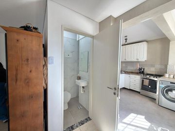 Venta 3 ambientes reciclado con balcón Flores