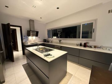 VENTA CASA 5 AMBIENTES CON PISICINA, NUEVO QUILMES