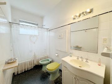 VENTA DPTO 4 AMB  CON TOILETTE Y BALCÓN EN FLORES
