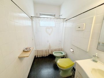 VENTA DPTO 4 AMB  CON TOILETTE Y BALCÓN EN FLORES