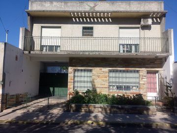 VENTA CASA VILLA SARMIENTO, FONDO LIBRE, GARAGE
