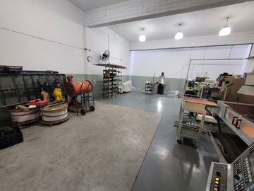 VENTA DEPOSITO OFICINAS Y DEPTO CON TERRAZA V LURO