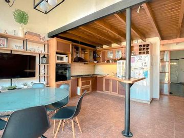 VENTA CASA 5 AMBIENTES CON PARQUE PILETA Y QUINCH0