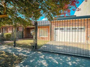 VENTA CASA 5 AMBIENTES CON PARQUE PILETA Y QUINCH0