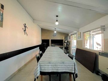 VENTA CASA 5 AMBIENTES CON PARQUE PILETA Y QUINCH0
