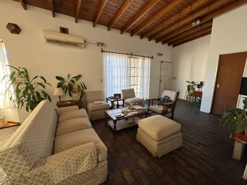 Vivienda en PA con 3 dormitorios + depósito en PB.