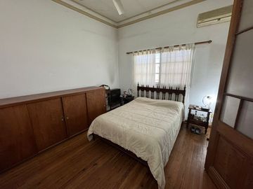Vivienda en PA con 3 dormitorios + depósito en PB.
