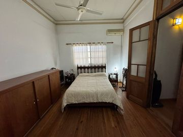 Vivienda en PA con 3 dormitorios + depósito en PB.