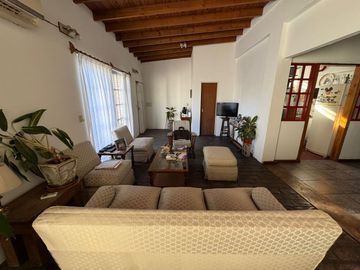 Vivienda en PA con 3 dormitorios + depósito en PB.