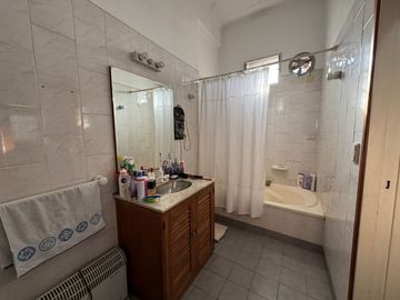 Vivienda en PA con 3 dormitorios + depósito en PB.