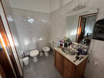 Vivienda en PA con 3 dormitorios + depósito en PB.