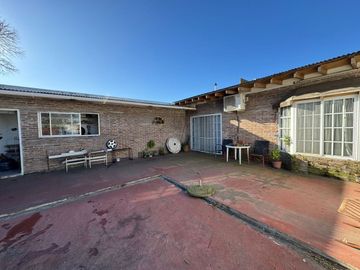 Vivienda en PA con 3 dormitorios + depósito en PB.