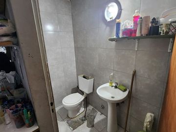 1/3 Local comercial en Flores 2.80 x 17 mts