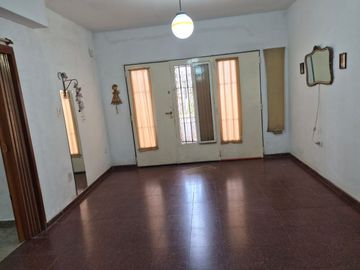 VENDE CASA DE 4 DORM EN BARRIO PARQUE REPUBLICA