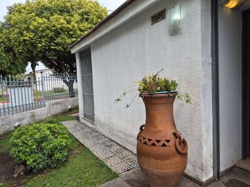 VENDE CASA DE 4 DORM EN BARRIO PARQUE REPUBLICA