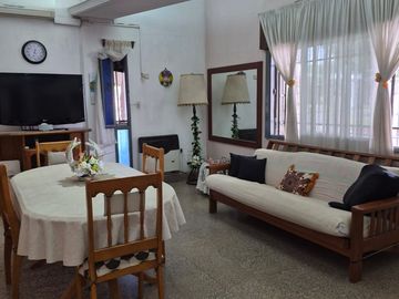VENDE CASA DE 4 DORM EN BARRIO PARQUE REPUBLICA