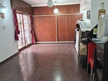VENDE CASA DE 4 DORM EN BARRIO PARQUE REPUBLICA