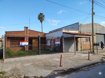 Venta casa quincho local sobre avenida