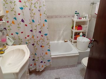VENTA HERMOSA Y COMODA CASA 3 AMBIENTES EN MORENO