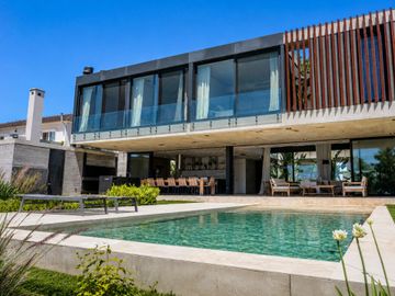 VENTA CASA A LA LAGUNA MUELLES PUERTOS DEL LAGO