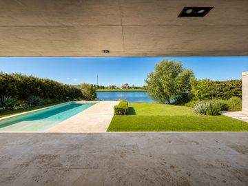 VENTA CASA A LA LAGUNA MUELLES PUERTOS DEL LAGO
