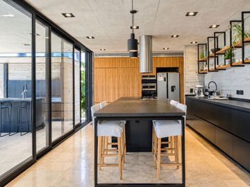 VENTA CASA A LA LAGUNA MUELLES PUERTOS DEL LAGO
