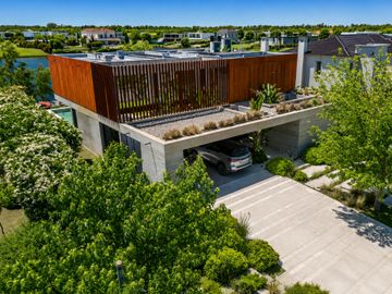 VENTA CASA A LA LAGUNA MUELLES PUERTOS DEL LAGO