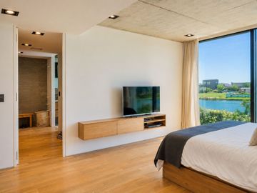 VENTA CASA A LA LAGUNA MUELLES PUERTOS DEL LAGO