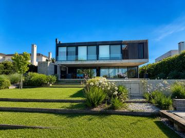 VENTA CASA A LA LAGUNA MUELLES PUERTOS DEL LAGO