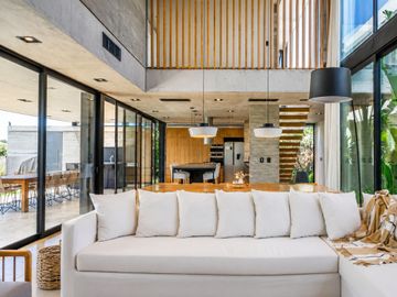 VENTA CASA A LA LAGUNA MUELLES PUERTOS DEL LAGO