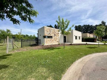 Casa en Venta 4 ambientes en Pilar del Este