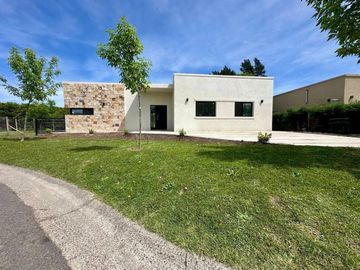 Casa en Venta 4 ambientes en Pilar del Este