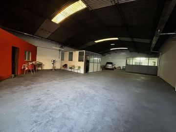 VENTA CASA EN VILLA SARMIENTO CON COCHERAS GALPON