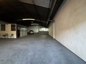 VENTA CASA EN VILLA SARMIENTO CON COCHERAS GALPON