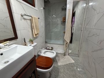 Venta Casa Flores de 6 ambientes  Quincho Terraza
