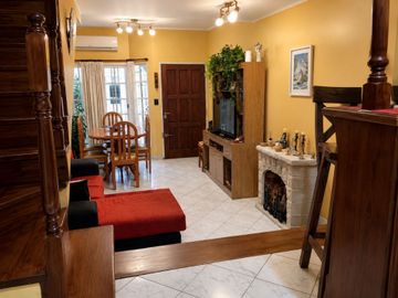 VENTA PH/TRIPLEX 5 AMB., COCH. Y PATIO - MATADEROS