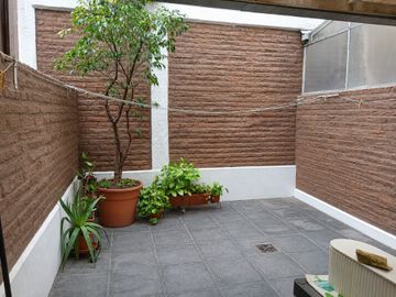 VENTA PH/TRIPLEX 5 AMB., COCH. Y PATIO - MATADEROS