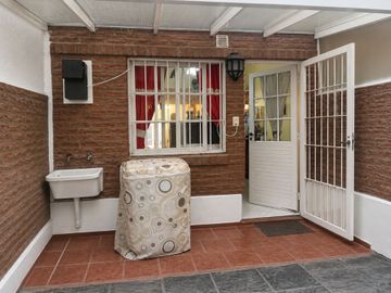VENTA PH/TRIPLEX 5 AMB., COCH. Y PATIO - MATADEROS