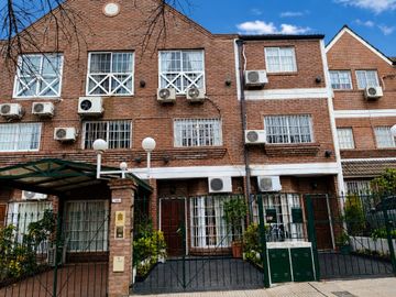 VENTA PH/TRIPLEX 5 AMB., COCH. Y PATIO - MATADEROS