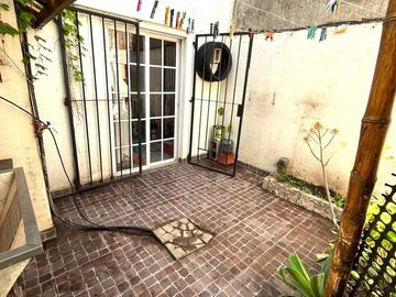 VENTA PH CASTELAR CON COCHERA Y PATIO