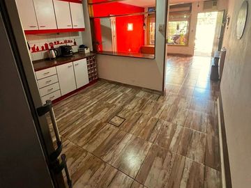 VENTA PH CASTELAR CON COCHERA Y PATIO