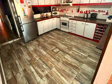 VENTA PH CASTELAR CON COCHERA Y PATIO