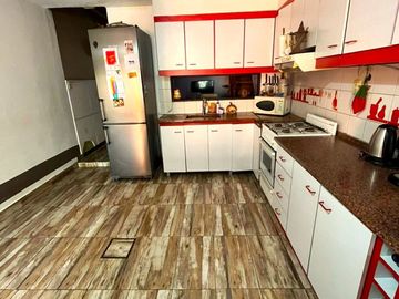 VENTA PH CASTELAR CON COCHERA Y PATIO