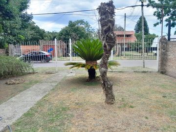 VENTA CASA LOTE PROPIO 3 AMBIENTES COCHERA, JARDIN