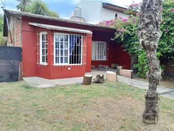 VENTA CASA LOTE PROPIO 3 AMBIENTES COCHERA, JARDIN