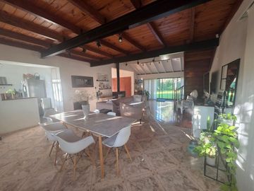 Venta casa 6 amb en Parque Leloir con pileta
