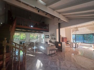 Venta casa 6 amb en Parque Leloir con pileta