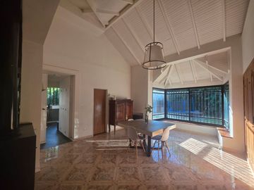 Venta casa 6 amb en Parque Leloir con pileta