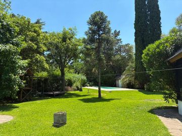 Venta casa 6 amb en Parque Leloir con pileta
