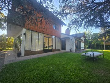 Venta casa 6 amb en Parque Leloir con pileta